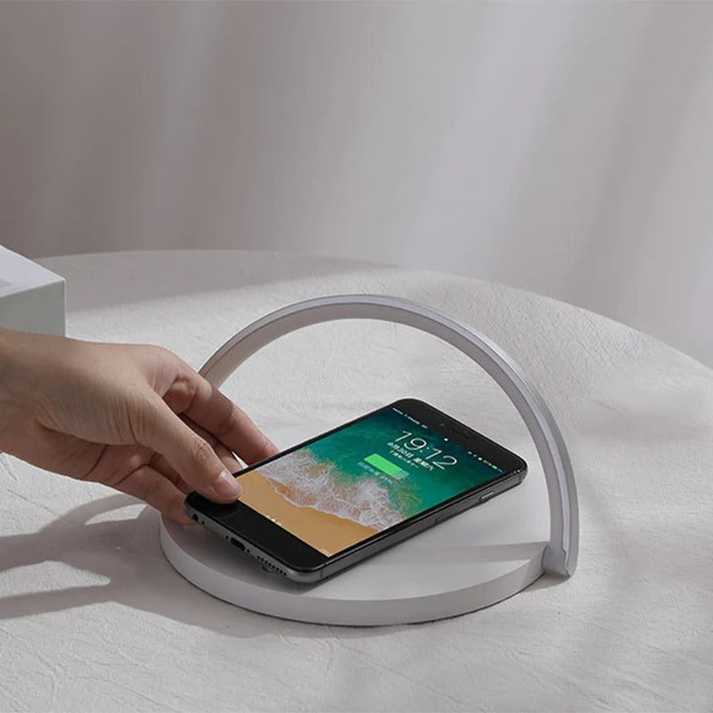 GlowCharge Trio - Kabelloses Ladegerät mit Telefonhalterung und LED-Licht